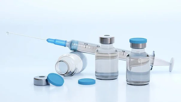 Viales de vacunas y jeringa de inyección para investigación en laboratorio de virus